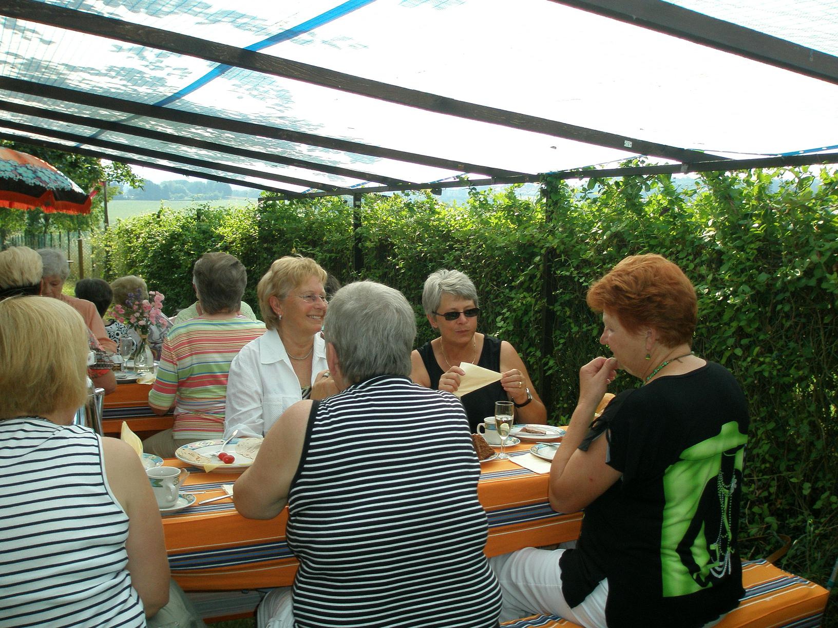 Spendenbergabe im katholischen Kindergarten