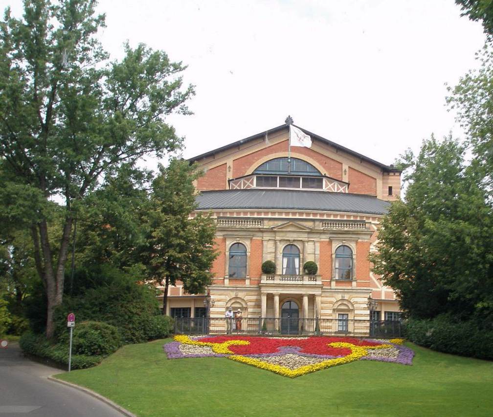 Das Festspielhaus auf dem Grünen Hügel