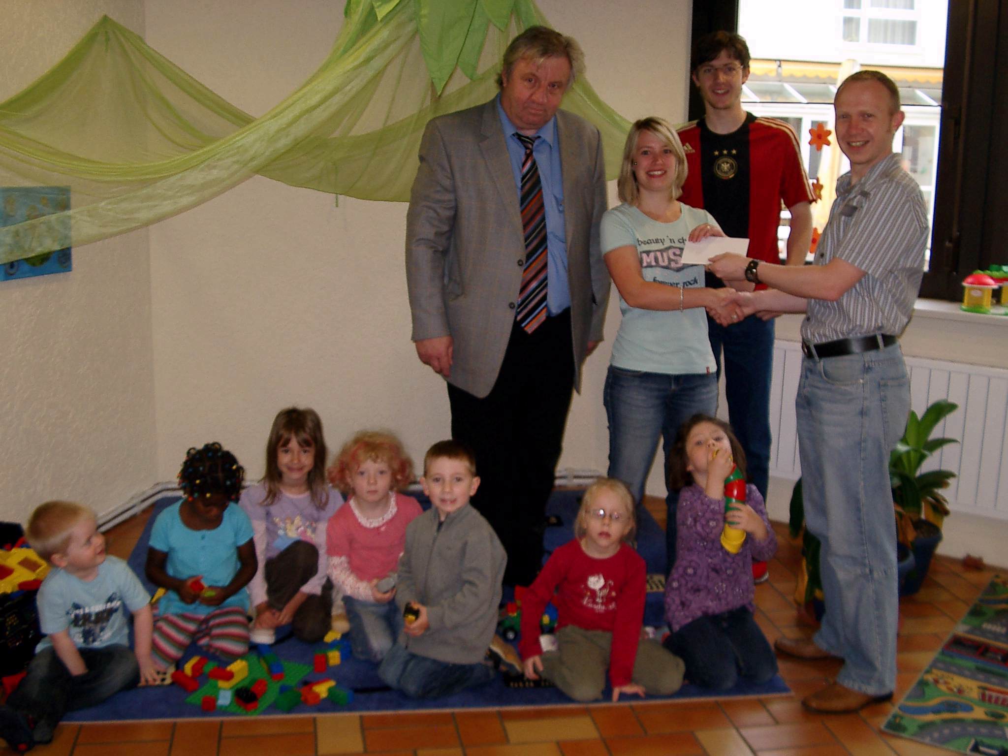 Spendenbergabe im katholischen Kindergarten